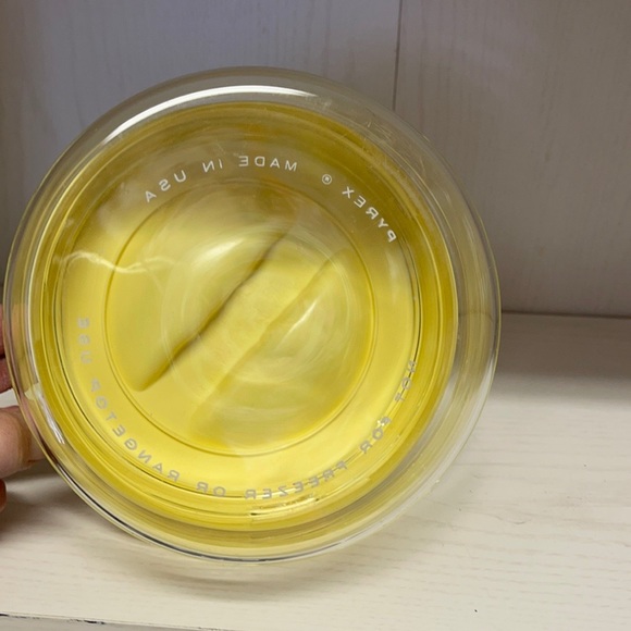 Pyrex glass clear container with yellow lid - Picture 2 of 2